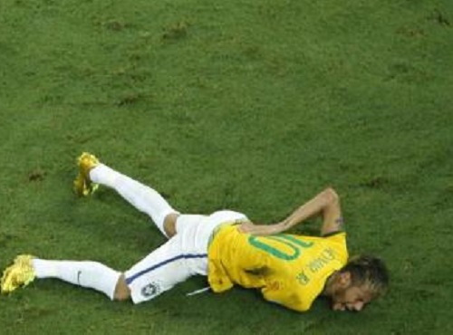 Neymar caído após levar joelhada nas costas durante jogo da Copa do Mundo (Foto: FABRIZIO BENSCH / AFP)