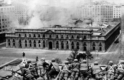 O Palácio La Moneda é atacado em 1973